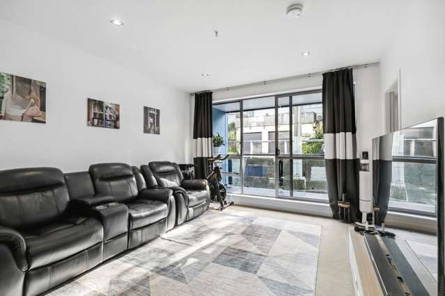 TRENDY NEWTOWN LIVING - CITY FRINGE GEM