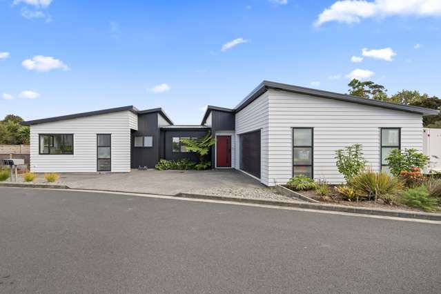 Home and Income in a Prime Location!